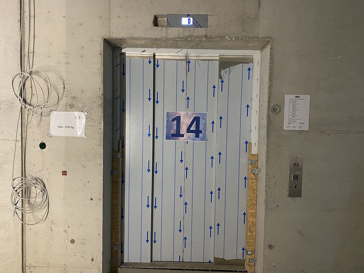 Fahrstuhltür mit Nummer 14