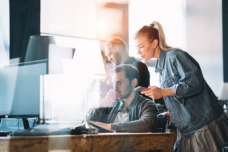 Mitarbeiter:innen arbeiten zusammen