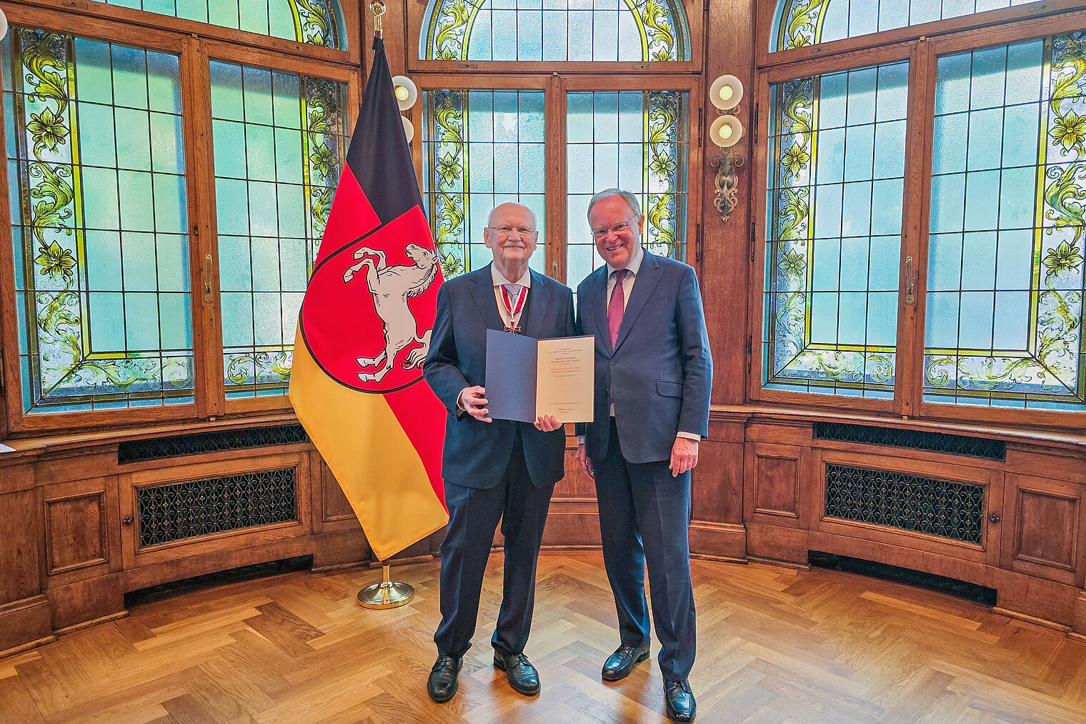 Besondere Würdigung: Professor Michael Manns und Ministerpräsident Stephan Weil im Gästehaus der Landesregierung.