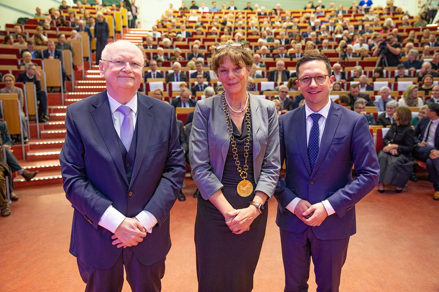 Professorin Hilfiker-Kleiner mit Professor Manns (li.) und Falko Mohrs nach der Amtskettenübergabe.