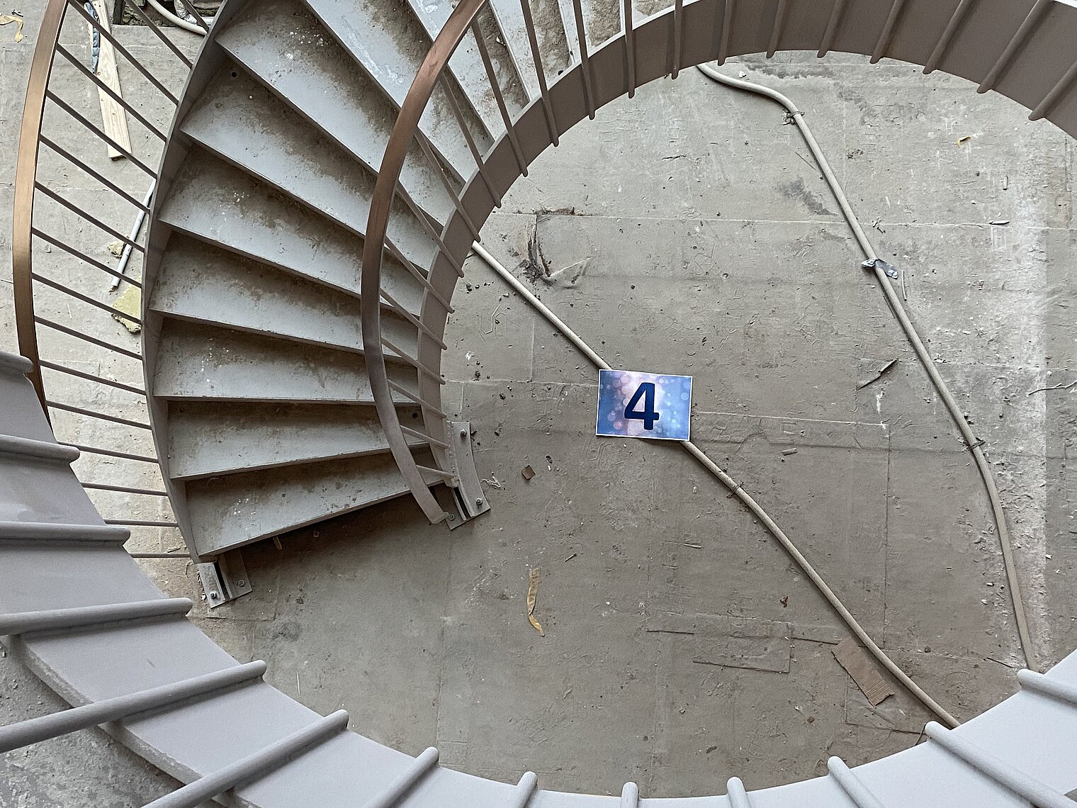 Wendeltreppe mit Nummer 4