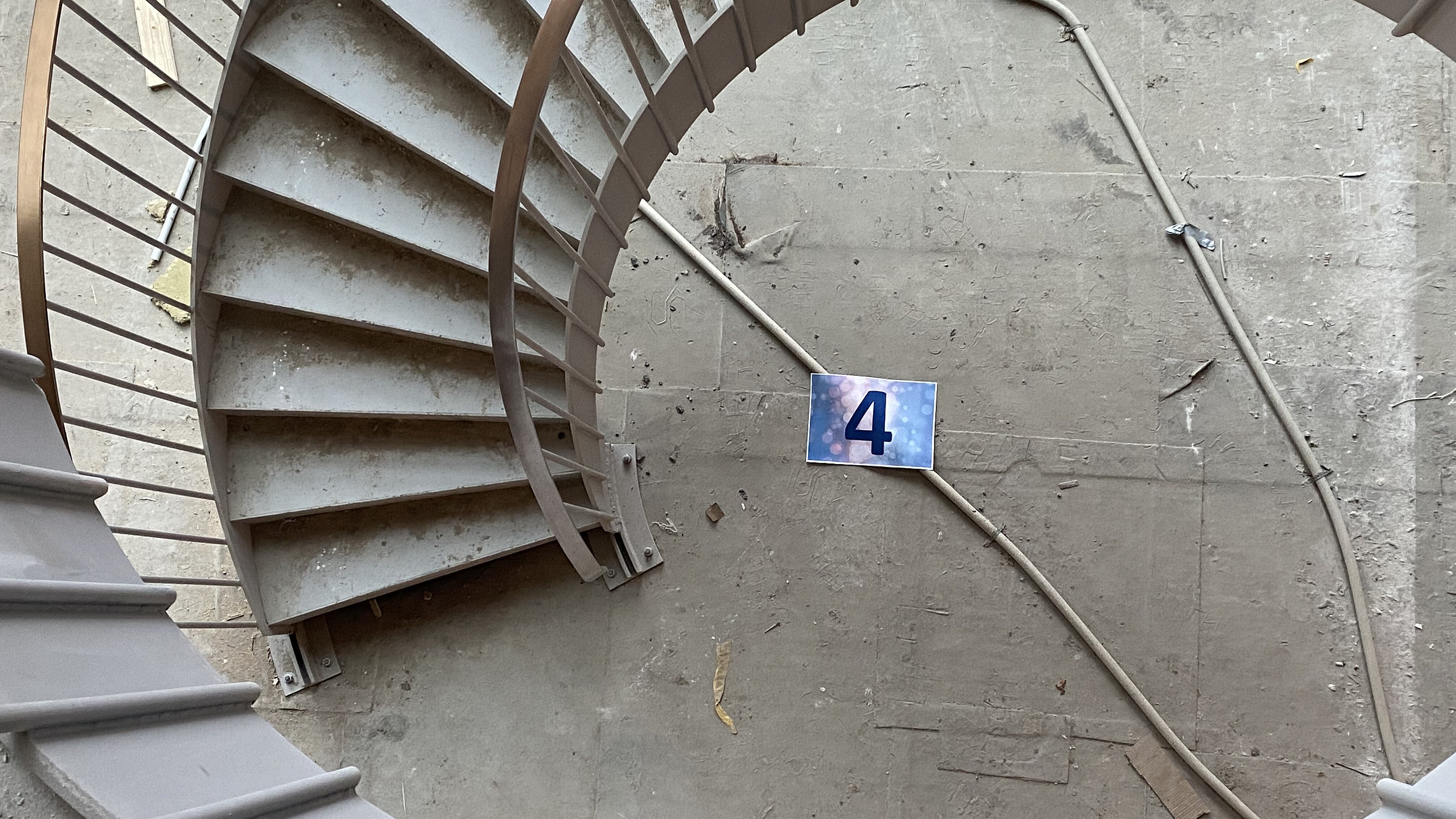 Wendeltreppe mit Nummer 4