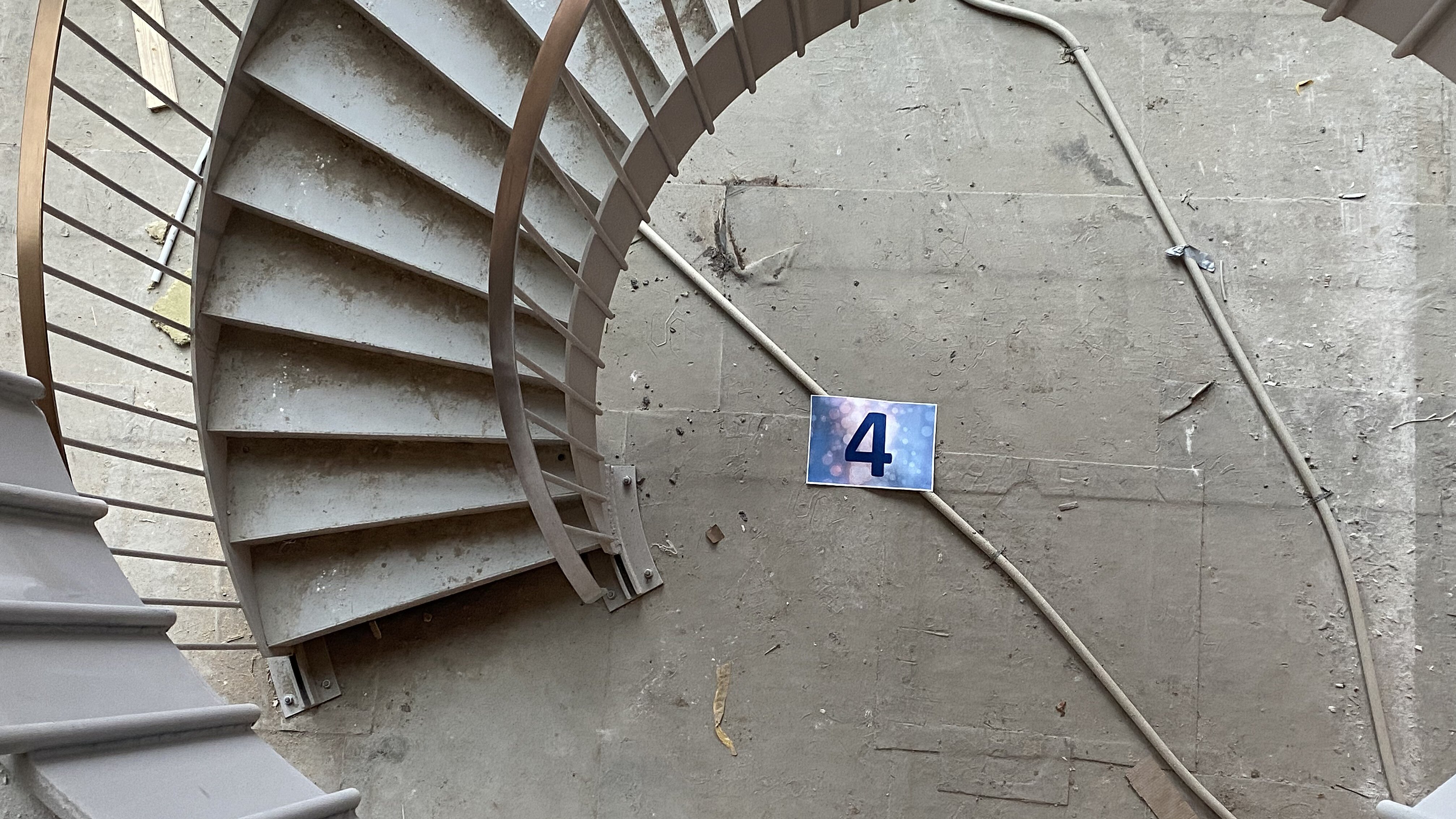 Wendeltreppe mit Nummer 4