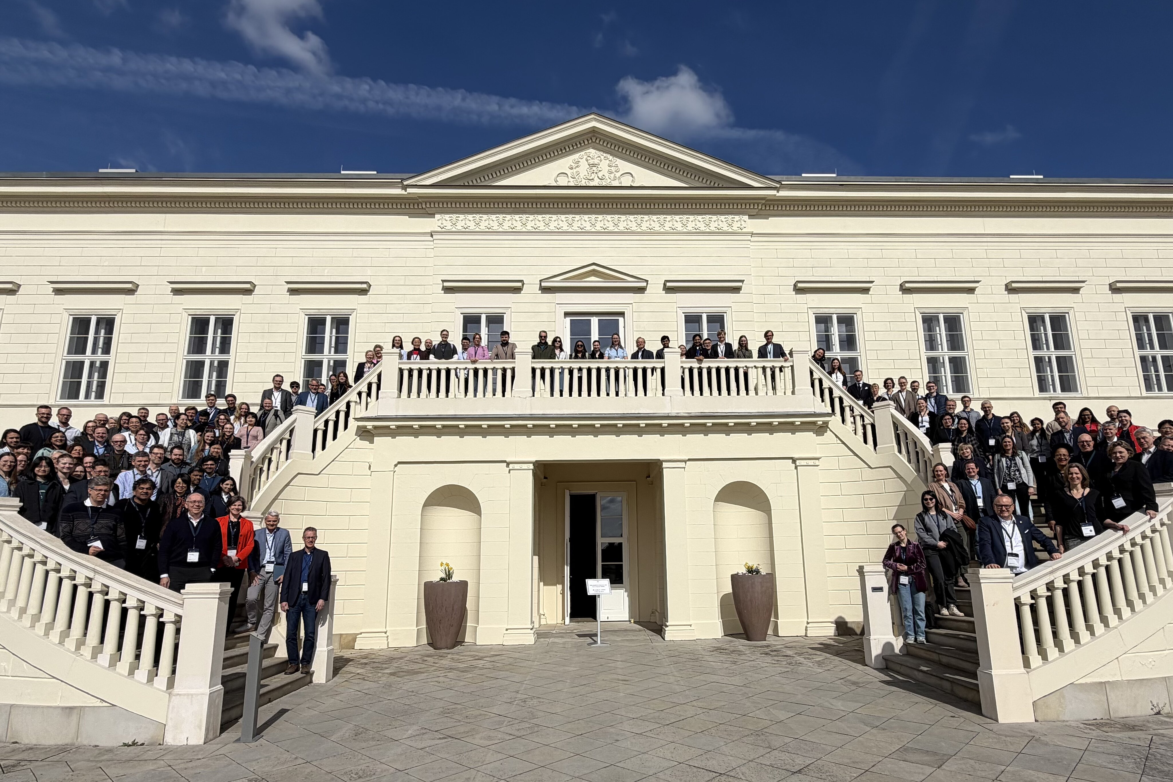 Participants of the 2nd International Conference on Individualized Infection Medicine in fornt of the Schloss Herrenhausen