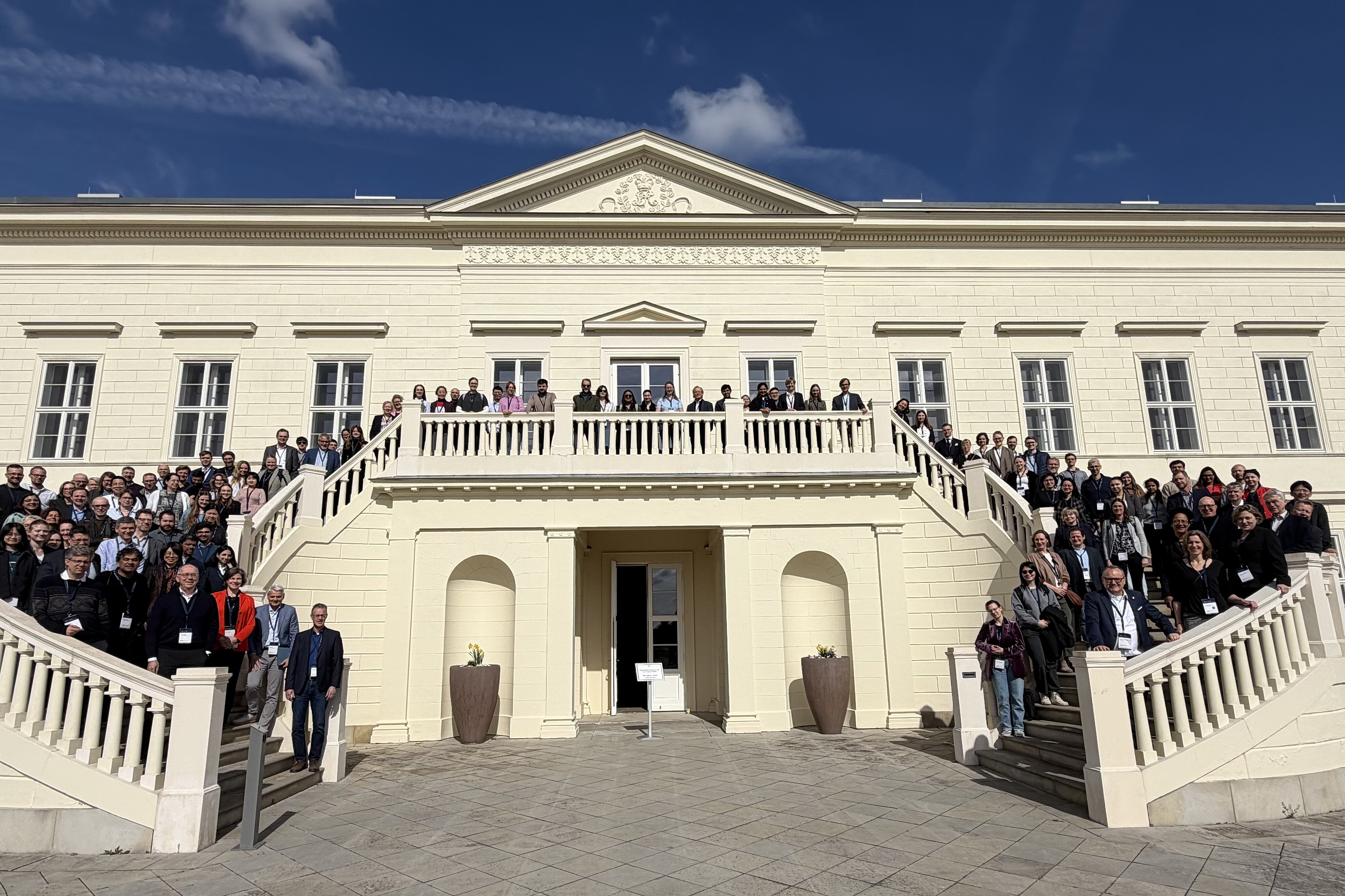 Participants of the 2nd International Conference on Individualized Infection Medicine in fornt of the Schloss Herrenhausen