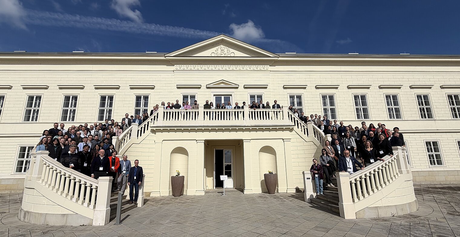 Participants of the 2nd International Conference on Individualized Infection Medicine in fornt of the Schloss Herrenhausen