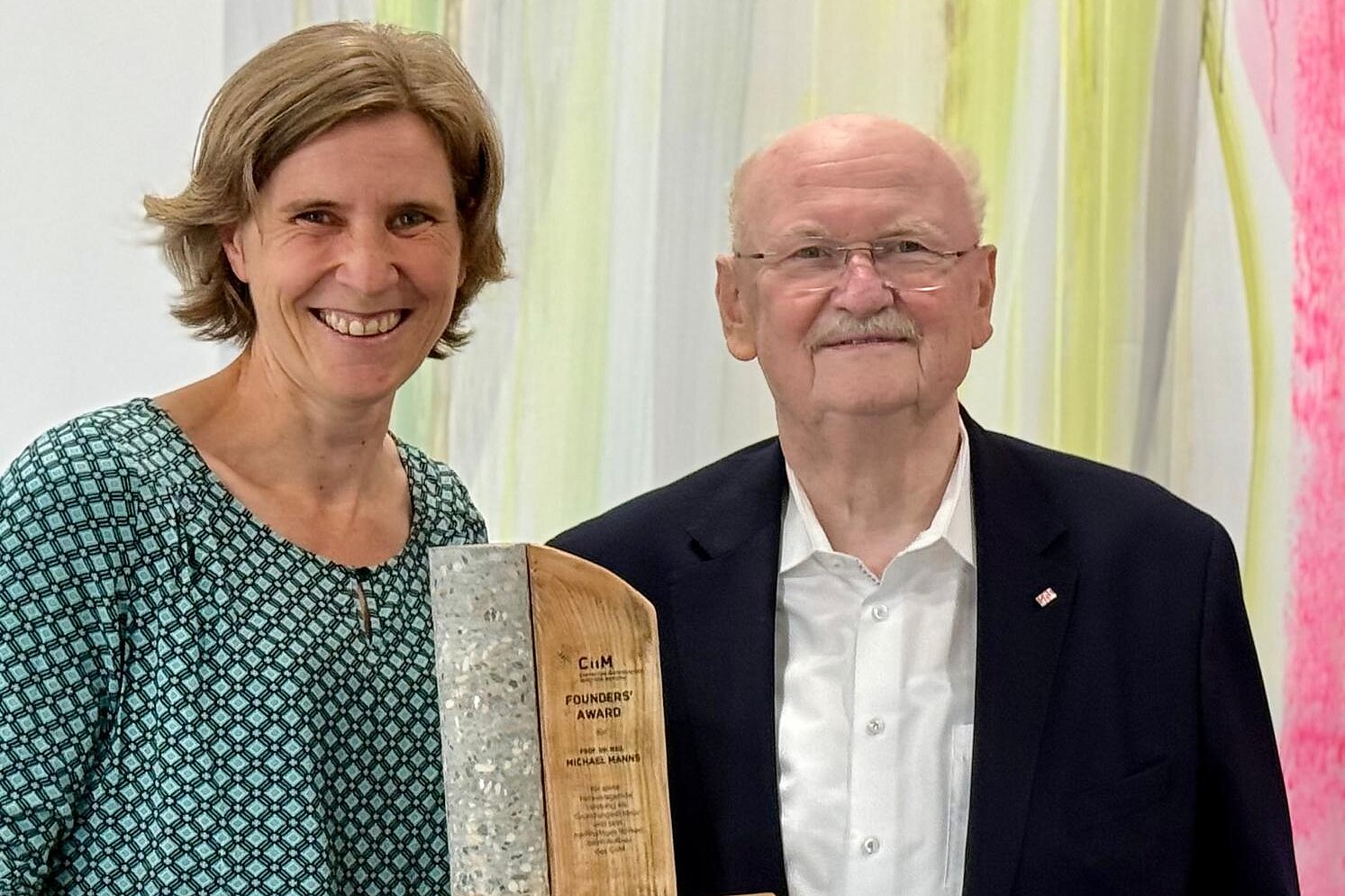 Jennifer Debarry überreicht den Founders' Award an Michael Manns